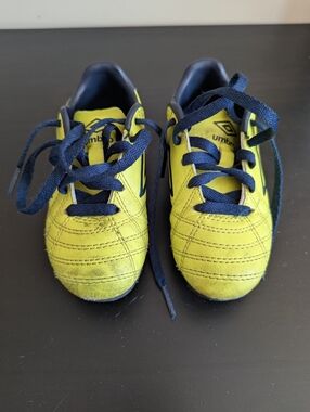 Umbro Kids Yellow and Navy Lace-Up Soccer Cleats
